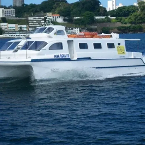 Catamarã Ilha Bela III em velocidade na Baía de Todos os Santos, visto de perto