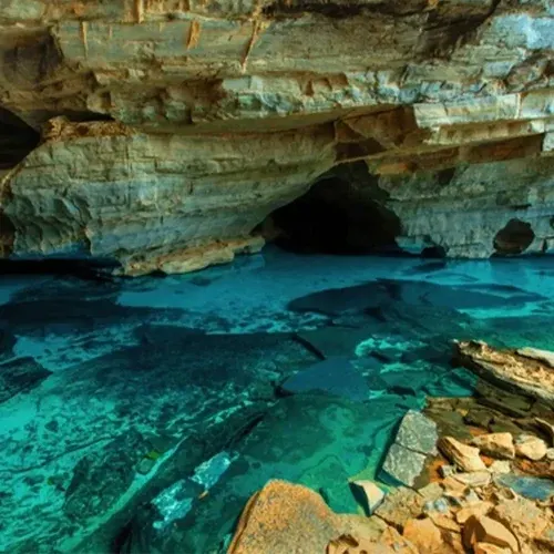 Gruta de água azul na Chapada Diamantina Gruta da Chapada Diamantina com água azul-turquesa transparente sobre o fundo de pedra