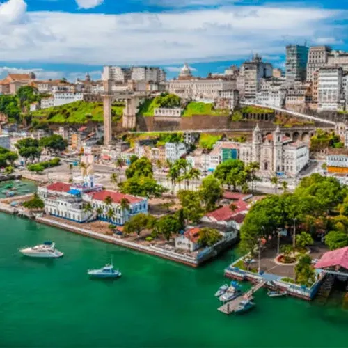 Baía de Todos os Santos, Salvador Vista aérea da Cidade Baixa de Salvador, com o Elevador Lacerda, o Mercado Modelo e barcos na Baía de Todos os Santos